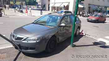 Incidente in corso Italia a Trieste: auto finisce contro un palo - Il Piccolo