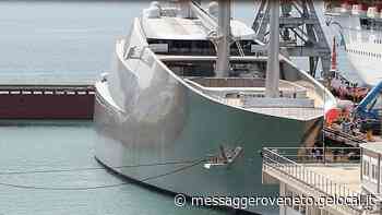 A Trieste il maxi yacht dell'oligarca russo lascia il cantiere ed esce in mare: resterà in rada all'ancora - Il Messaggero Veneto