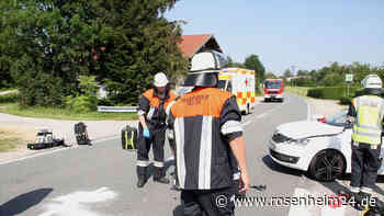 Autofahrerin (41) übersieht Motorradfahrer (47) bei Pfaffing – Biker schwer verletzt