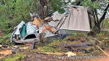 Le fallan frenos y vuelca en Santa Marí Ahuacatitlán, Cuernavaca - Diario de Morelos