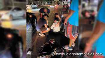 Chocan dos en moto contra auto que frenó de repente en Cuernavaca - Diario de Morelos