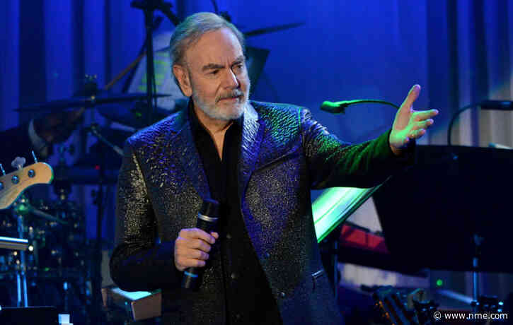 Neil Diamond makes rare public appearance and sings ‘Sweet Caroline’