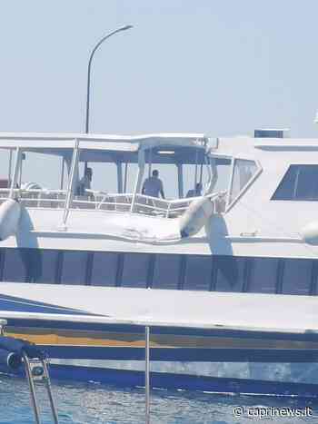 Lieve collisione all'ingresso del porto di Capri tra una nave e un jet di linea, danni ma nessun ferito - Capri News