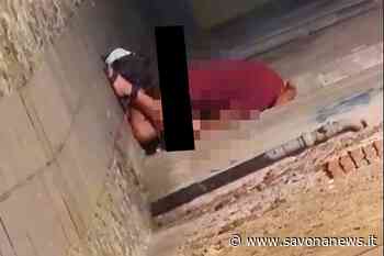 Sesso nel centro storico di Albenga: nel pieno della movida si accoppiano nel vicolo - SavonaNews.it