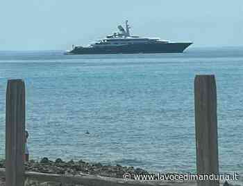 Il mega yacht dello sceicco in posa davanti alla Torre di Colimena - La Voce di Manduria