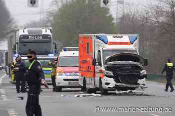 Unfall in Marl: Rettungswagen kracht in Auto - Marlerin (62) muss ins Krankenhaus - Marler Zeitung