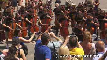 Flash mob dei cento violoncelli in centro - FOTO - VIDEO - Ravenna e Dintorni