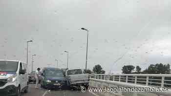 Accidente en Zamora: choque frontal de dos coches en el puente de los Poetas - La Opinión de Zamora