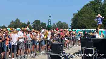 „Malle-Feeling“: Ausverkauftes Mallorca-Schlager-Festival verwandelt Bruckmühl in Partyzone