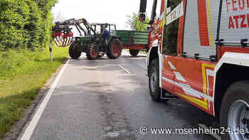 Kleinkraftrad kracht in Traktor-Gespann - Fahrer leicht verletzt