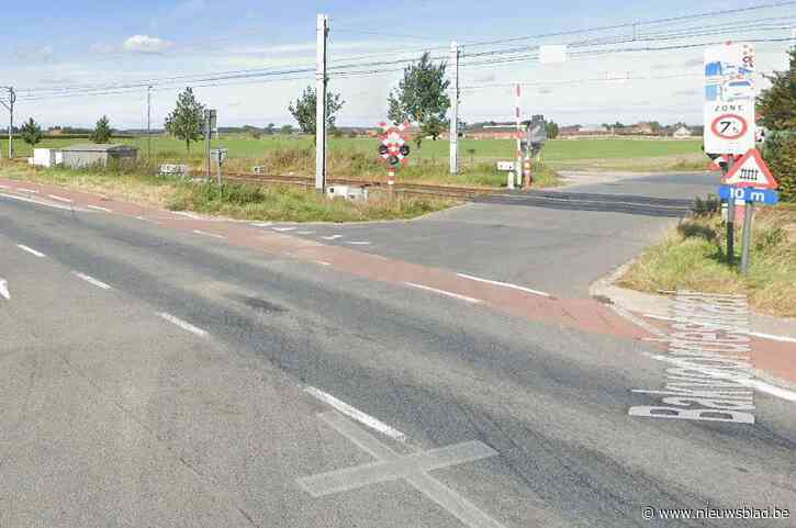 Vrouw gewond na botsing op kruispunt