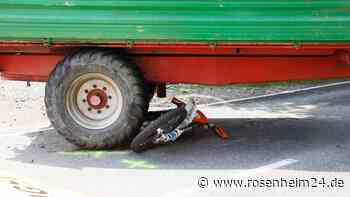 Frasdorfer (48) kracht mit Kleinkraftrad in Traktor-Gespann - schwer verletzt