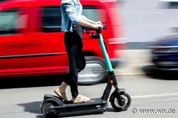 E-Scooter-Fahrer fährt betrunken in Hotel-Fassade