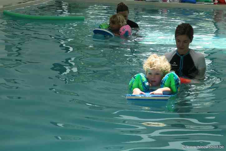 Nu openbaar zwemwater schaars wordt: zwemscholen afhankelijk van eigenaars privé-zwembad