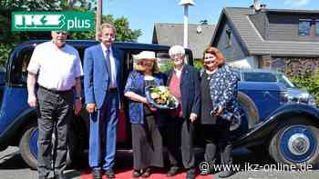 Goldene Hochzeit in Hemer mit Oldtimer an der Kreuzkirche - IKZ News