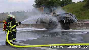 A94 in beide Richtungen gesperrt: Lkw mit Gasflaschen an Bord in Flammen – E-Auto ausgebrannt
