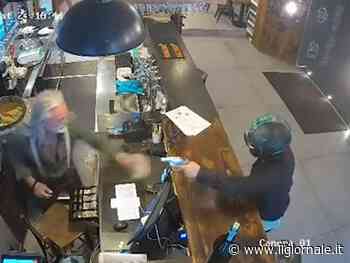 "Voglio i soldi". Rapina armata a Napoli, il video choc