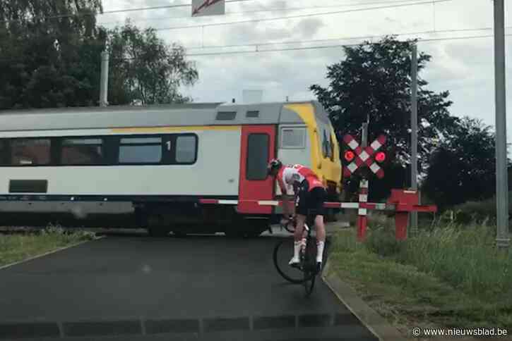 Tijd verliezen aan gesloten spooroverweg? Daar heeft deze Lotto Soudal-wielrenner iets op gevonden