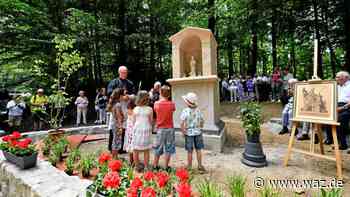 Propst segnet das neue Heiligenhäuschen in Essen-Heidhausen - WAZ News