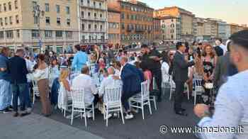 Arcobaleno d'Estate: a Pisa la cena sul Ponte di Mezzo, sorrisi e solidarietà - LA NAZIONE