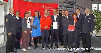 Übergabe der gesponserten Wechselkleidungs-Sets der Feuerwehr Merzig-Wadern - Saarbrücker Zeitung