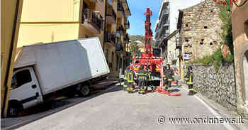 Paura a Tito. Furgone senza conducente finisce tra due abitazioni, intervengono i Vigili del Fuoco - ondanews