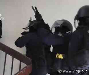 Carabinieri travestiti da bagnanti arrestano latitante in spiaggia sul lido - Virgilio