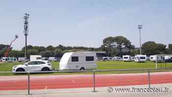 500 caravanes envahissent le stade de foot de La Londe-les-Maures - France Bleu