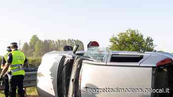 Modena, schianto sulla Canaletto: travolta un'auto in sosta, 4 feriti - La Gazzetta di Modena