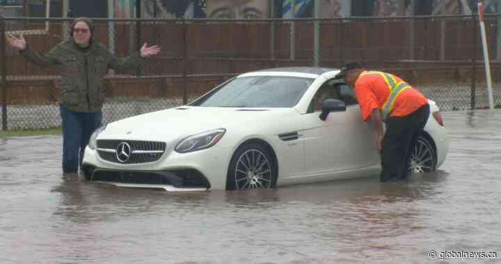 A wet Monday in Saskatoon as flooding occurs across the city - Global News