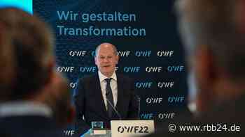 Wirtschaftsforum in Bad Saarow: Scholz sichert Ostdeutschland Unterstützung im Fall eines Öl-Embargos zu - rbb24