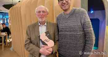 Schrijvers Paul Béatse uit Ronse en Helene Poncelet uit Oudenaarde praten in Kluisbergen over hun werk - Het Laatste Nieuws