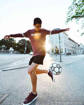Fußball-Freestyler Samuel Weller kickt in der Glacis Galerie in Neu-Ulm