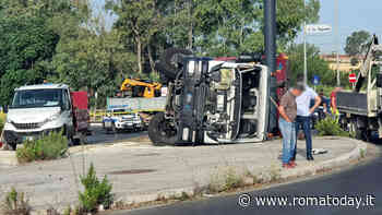 Compattatore Ama si ribalta e finisce contro palo: ferito il conducente