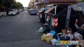 LETTORI - Cassonetti della spazzatura vicino ad una cabina del gas