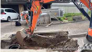 Nach 50 Jahren wie Pappe - Hauptwasserleitung im Aichhalder Buchenweg bricht - Schwarzwälder Bote