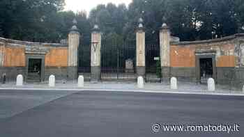 Basta sosta selvaggia davanti all'ingresso monumentale di Villa Ada