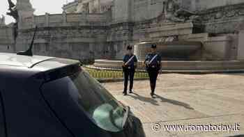 Si leva la maglietta e si lava nella fontana dell'Altare della Patria