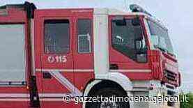 Vignola. Il trattore a fuoco: mezzo distrutto, il contadino in salvo - La Gazzetta di Modena