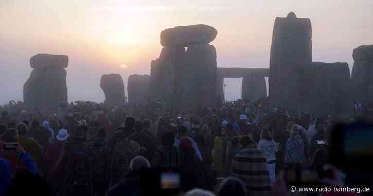 Tausende begehen Sommersonnenwende in Stonehenge