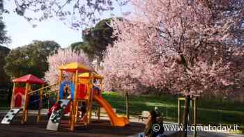 Il parco giochi curato a spese delle mamme accanto a quello donato dall'ambasciata