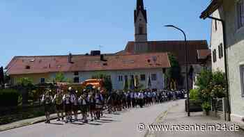 Obinger Fischereiverein weiht neue Fahne ein