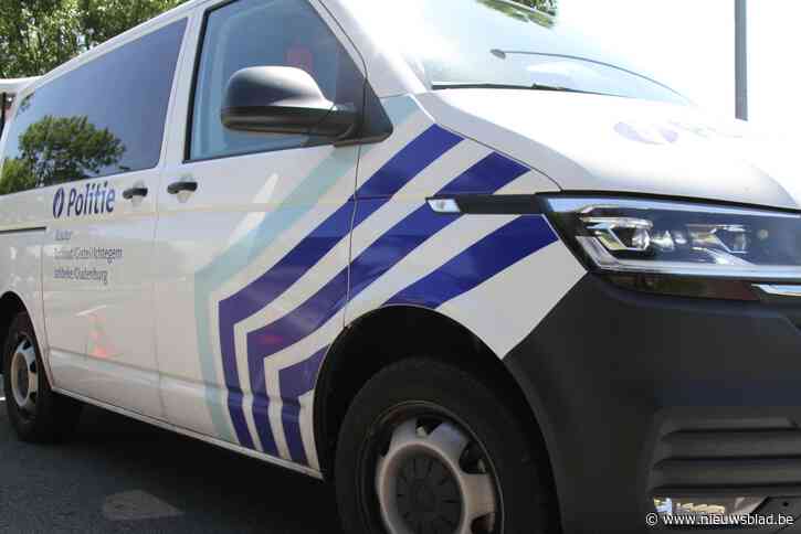 Vrouw (65) verliest controle over stuur en komt tot stilstand tegen paal