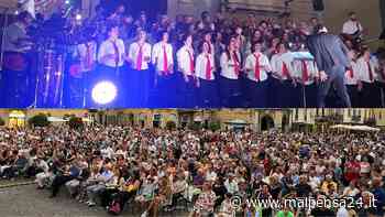 Gallarate, la piazza strapiena balla insieme al Coro divertimento vocale - malpensa24.it