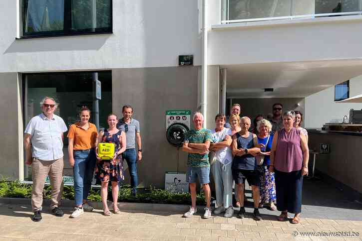 Artsenpraktijk hangt AED-toestel aan de gevel: “Je kunt maar beter weten hoe je zo’n hartstarter moet gebruiken”