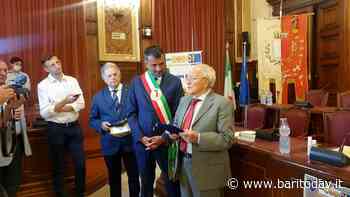 Sessant'anni di carriera tra la Puglia e il mondo: il giornalista Gustavo Delgado premiato in Comune - BariToday