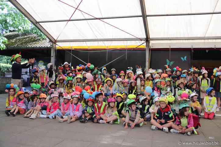 Landegemse kinderen pimpen fietshelm met aliens, vogelnestjes en Pokémon