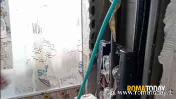 Torre Maura, infiltrazioni alle pareti delle case popolari. Il comitato: "Siamo a rischio crollo"