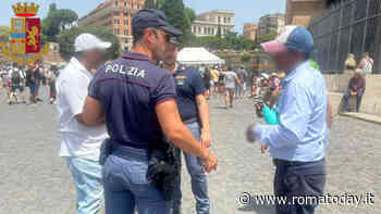 Tornano i turisti a Roma, più controlli al Colosseo: stretta di questura e prefettura su saltafila e abusivi