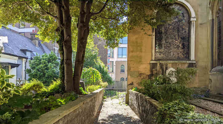 London’s Alleys: Snow Hill Court, EC1
